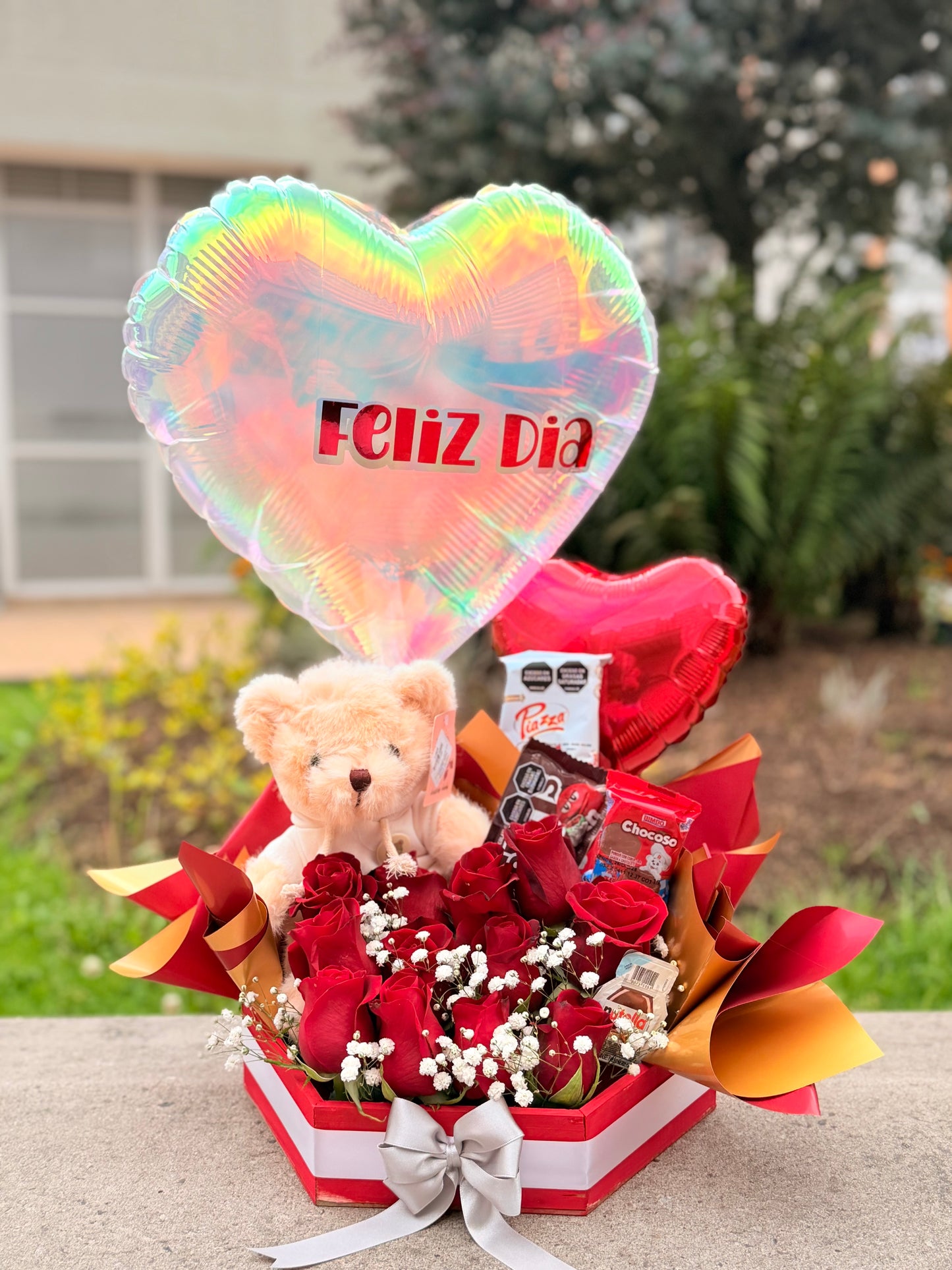 Caja Premium Feliz Día con Rosas, Peluche y Chocolates