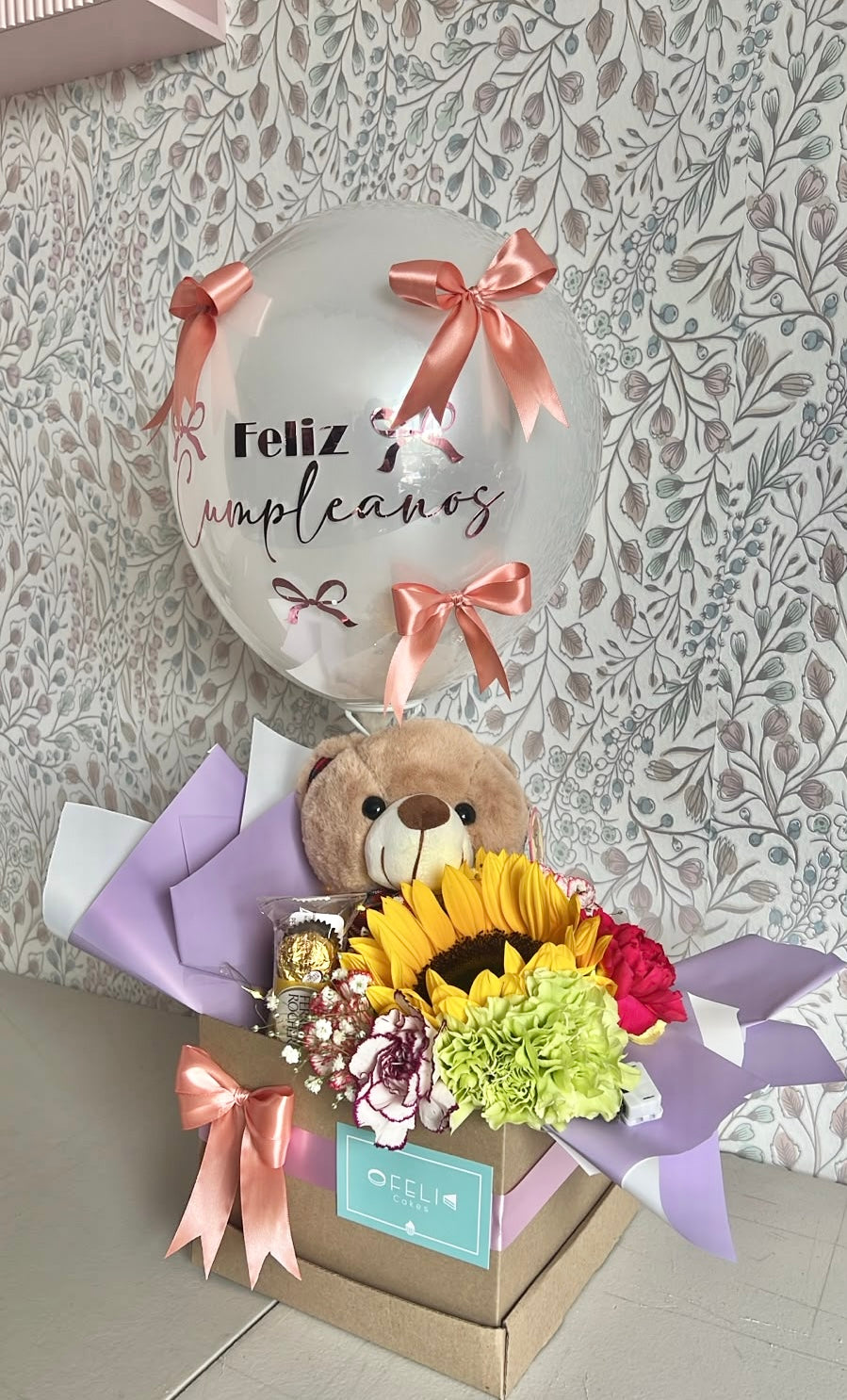 Caja Premium con Chandon, Peluche y flores